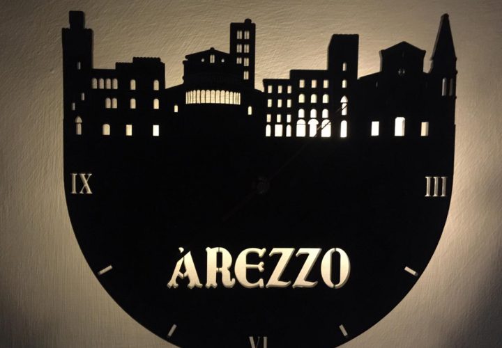 orologio da muro con skyline arezzo retroilluminato 