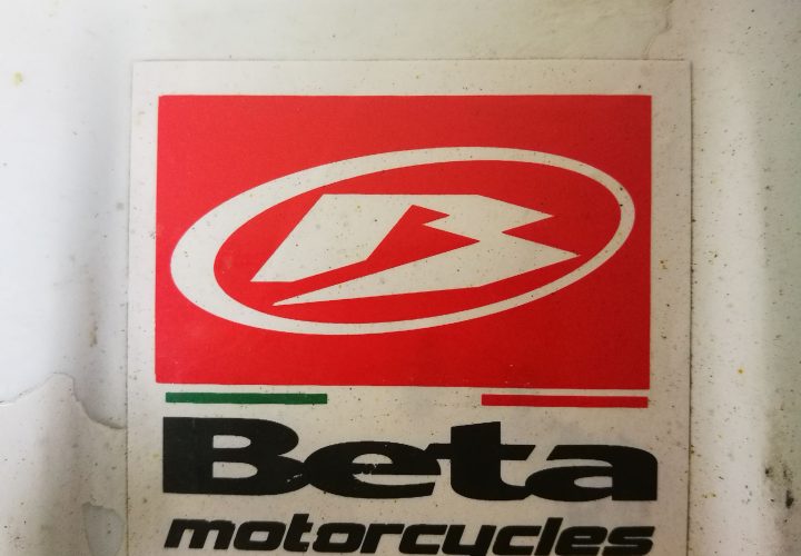 adesivo su moto da restaurare